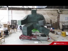 La sculpture abstraite en bronze a été installée