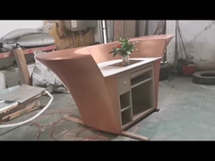 La sculpture abstraite en bronze a été installée