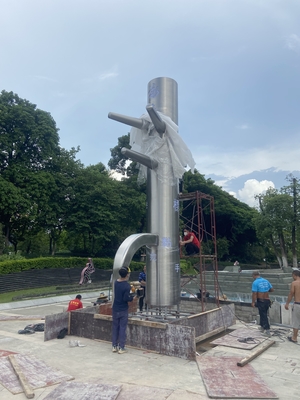 Casting Metal Art Sculptures World'S First Wooden Human Pile Stainless Steel Lighting Sculpture