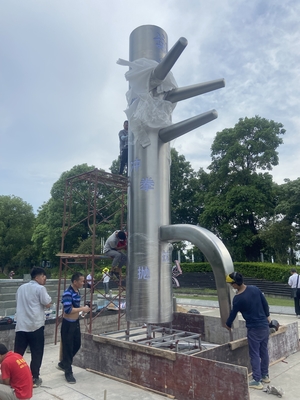 Casting Metal Art Sculptures World'S First Wooden Human Pile Stainless Steel Lighting Sculpture