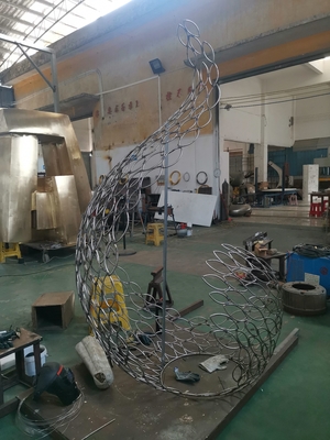 Construction du cadre de la sculpture en acier inoxydable sur mesure